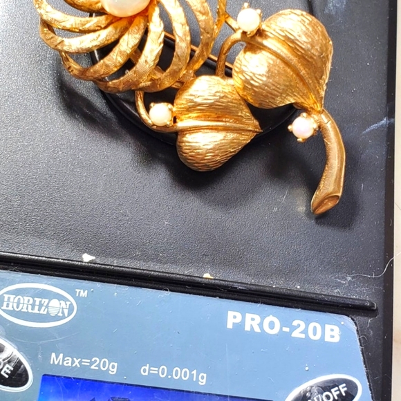 Vintage 14K Yellow Gold DescriptionThis stunning anti Flower Brooch Marked 14k - Picture 8 of 10